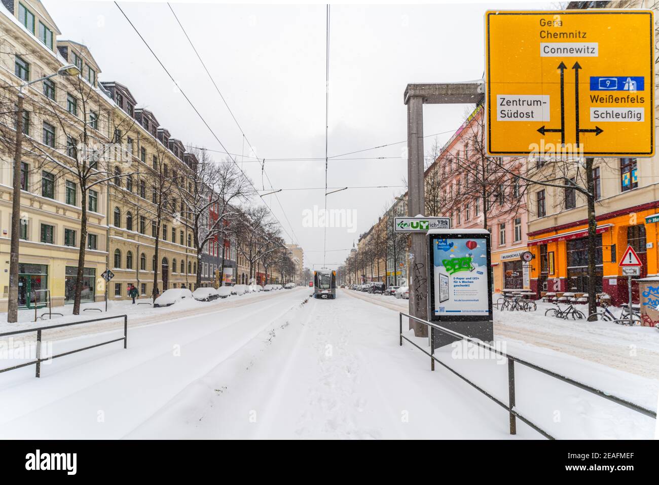 Wintereinbruch Februar 2021; Schnee in Leipzig, Winter 2021, Schneemassen auf den Straßen, Stillstand des Verkehrs und kein Winterdienst Stock Photo