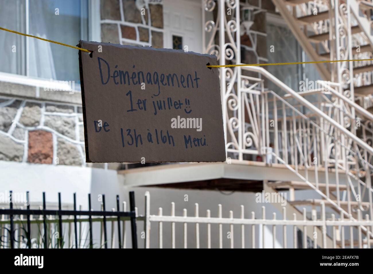 July 1st, 2020 - Montreal, Qc, Canada: Moving Day Sign (jour du déménagement - 1er juillet in French) in front of apartments on Canada Day Stock Photo