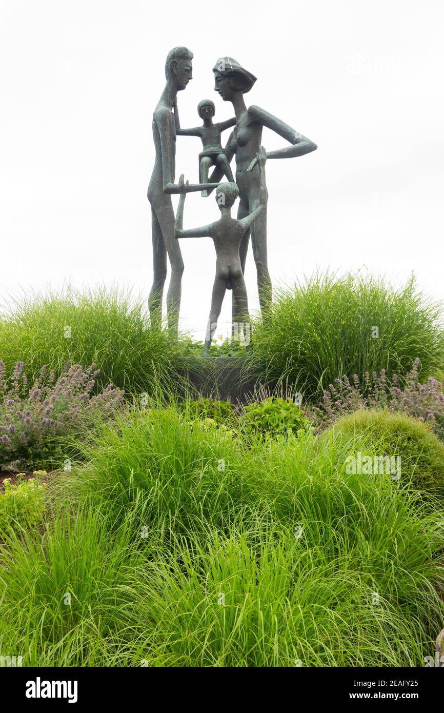 Bronze statue of mother and children hires stock photography and