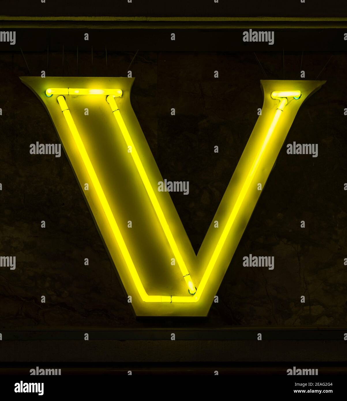 Premium PSD  Gold letters view from left. 3d letter v