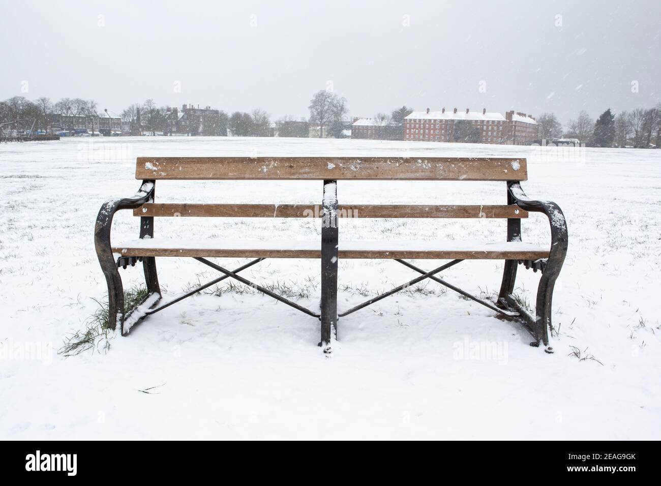 Snowy bench cloud hi-res stock photography and images - Alamy