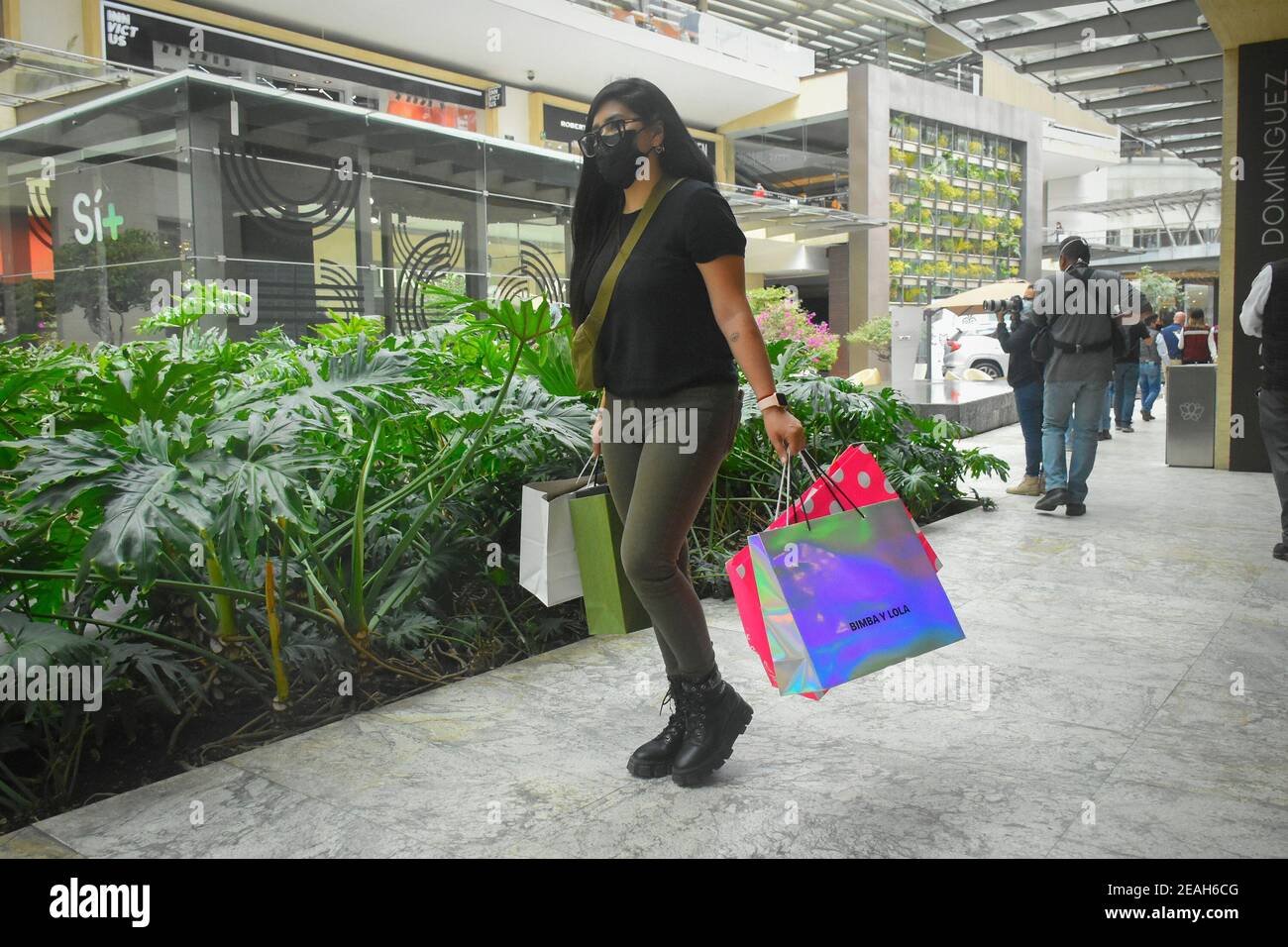Mexico, Mexico. 09th Feb, 2021. A lady wearing a face mask carries shopping  bags at Antara Fashion Hall.As part of the \