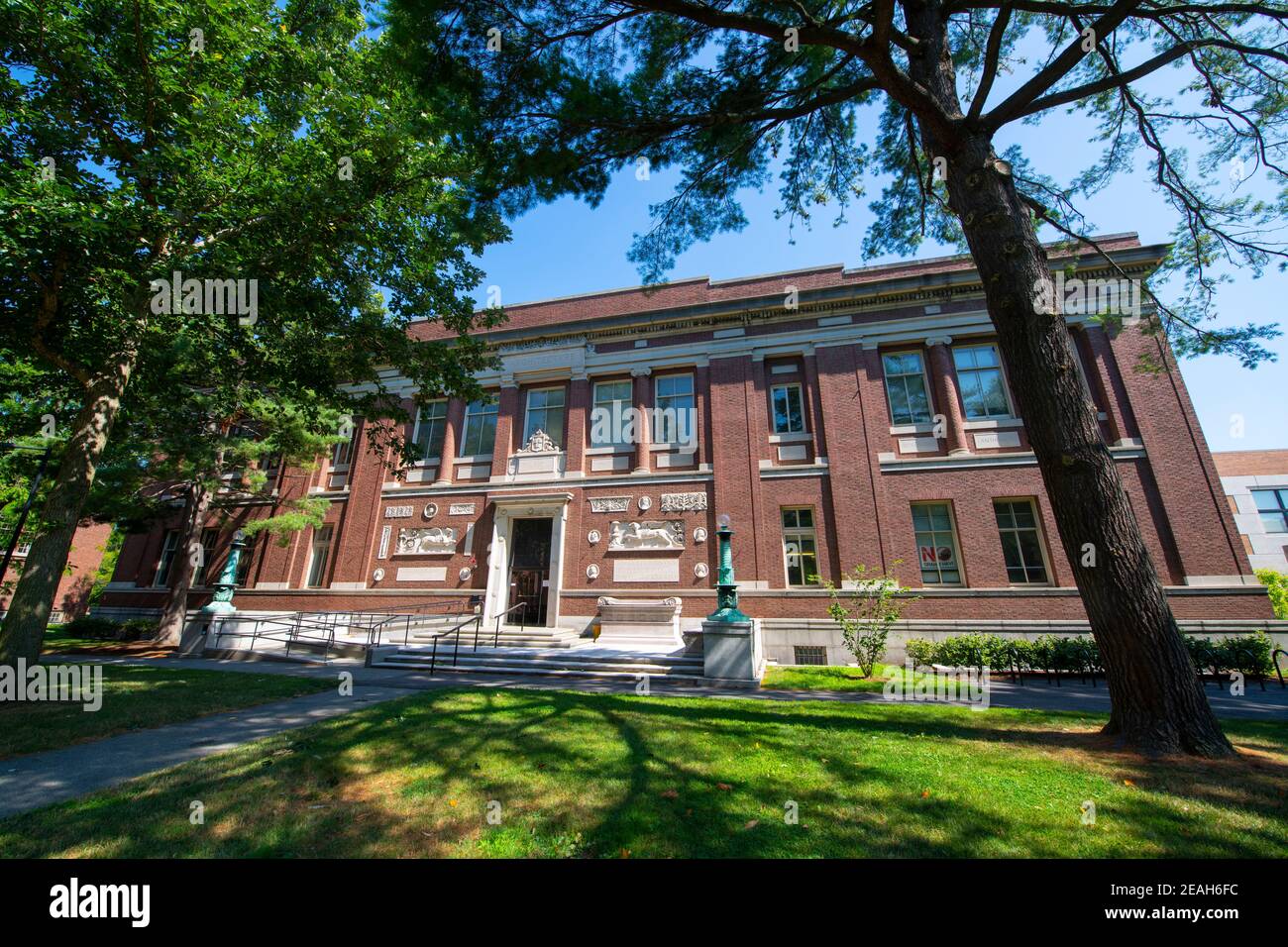 Robinson Hall in Old Harvard Yard in Harvard University in city of Cambridge, Massachusetts MA, USA. This hall is the department of Architecture in Ha Stock Photo