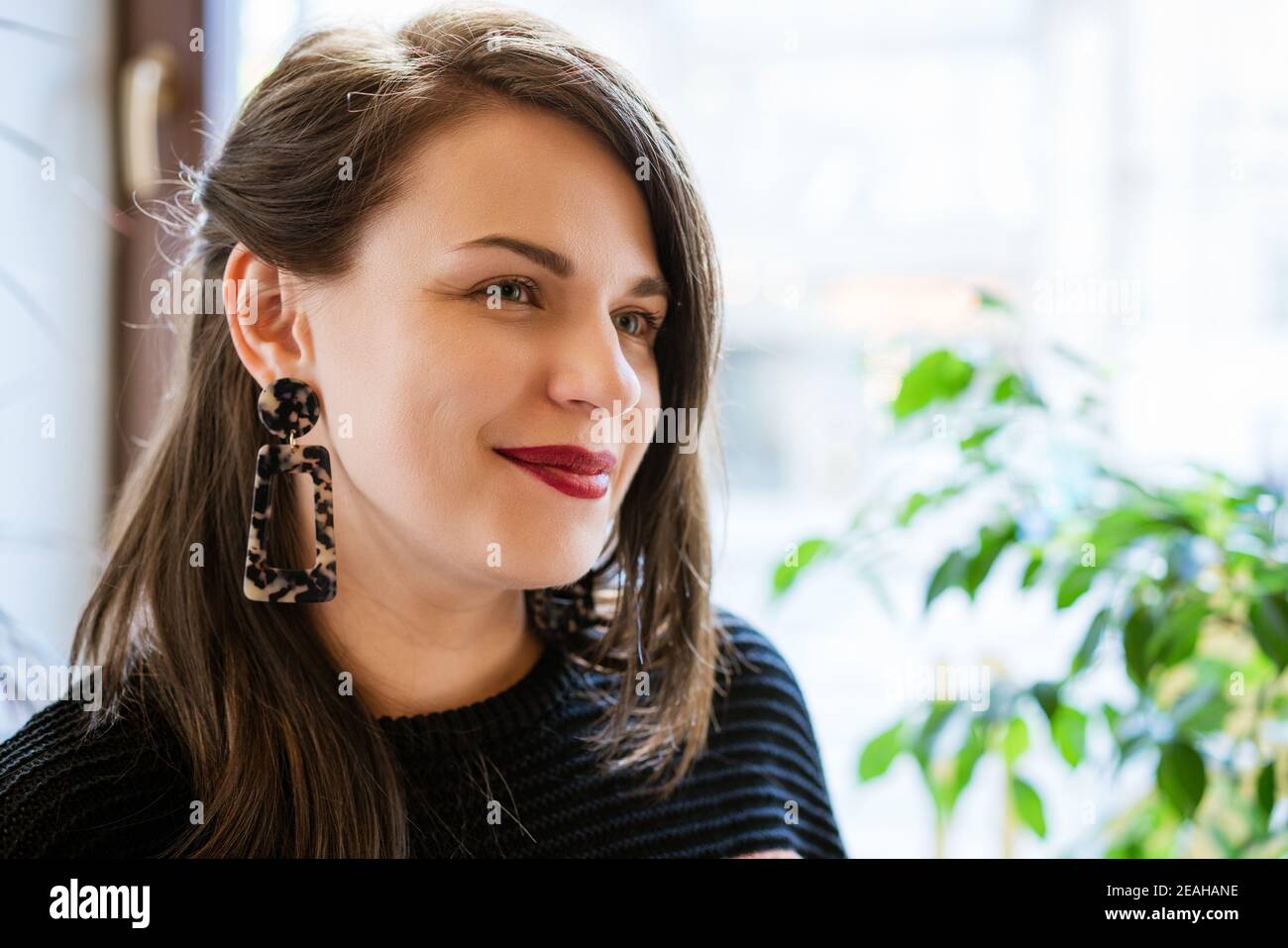 Woman smiling exposed shoulders hi-res stock photography and images - Alamy