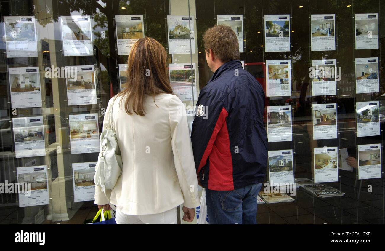 File photo dated 02/09/08 of a couple standing outside an estate agent's window. Price tags on first-time buyer homes in the north-west of England are increasing at a faster rate than in any other nation or region in Britain, analysis has found. Issue date: Wednesday February 10, 2021. Stock Photo