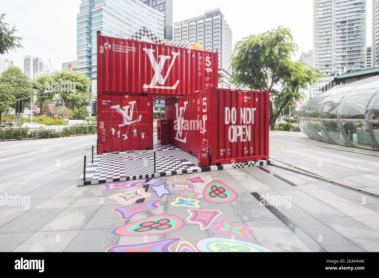 Escena vertical de Louis Vuitton pop-up instalación de rojo llamativos  contenedores de envío por Virgil Abloh idea, en ION Orchard, Singapur  Fotografía de stock - Alamy