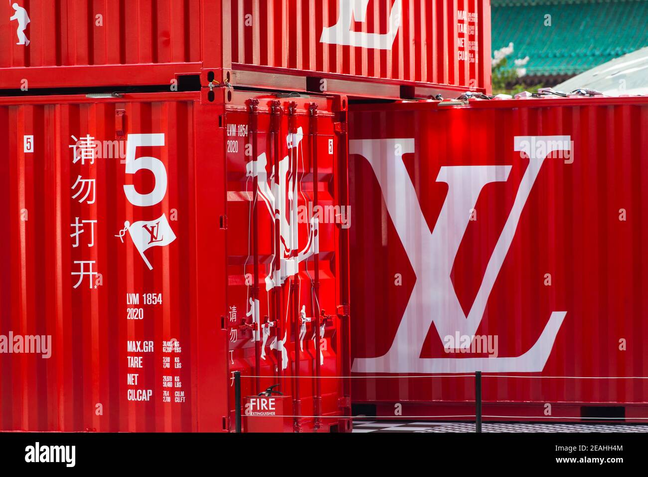 Escena vertical de Louis Vuitton pop-up instalación de rojo llamativos  contenedores de envío por Virgil Abloh idea, en ION Orchard, Singapur  Fotografía de stock - Alamy