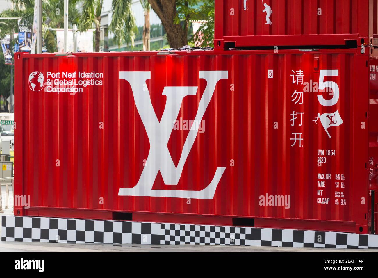 Escena vertical de Louis Vuitton pop-up instalación de rojo llamativos  contenedores de envío por Virgil Abloh idea, en ION Orchard, Singapur  Fotografía de stock - Alamy
