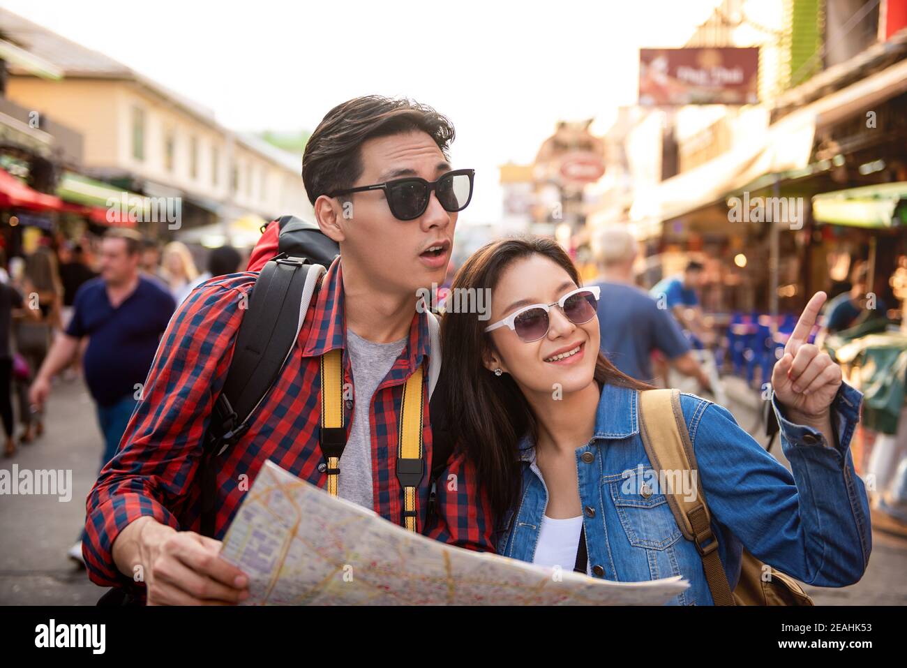 Jovem Casal De Turistas Asiáticos a Fazer Uma Selfie Em Bangkok Tailândia  Imagem de Stock - Imagem de postura, esperto: 184326243