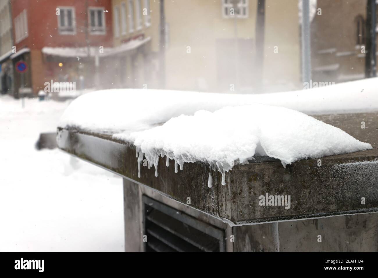 Jena, Germany. 10th Feb, 2021. Hot steam rises from a snow-covered ventilation shaft in the center of the city. Credit: Bodo Schackow/dpa-Zentralbild/dpa/Alamy Live News Stock Photo