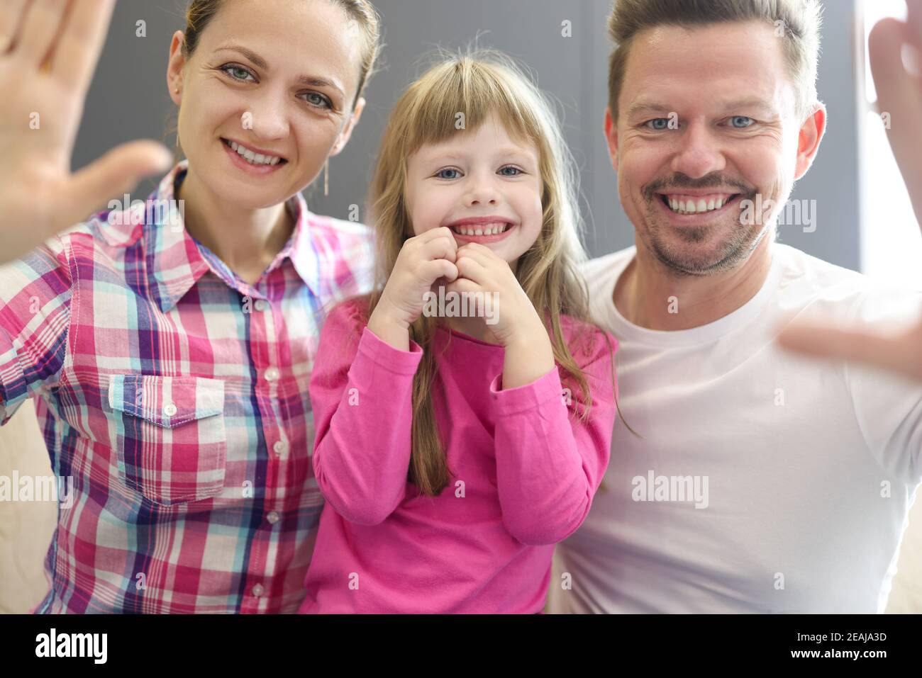 Family smiling portrait of mom dad and daughter Stock Photo - Alamy