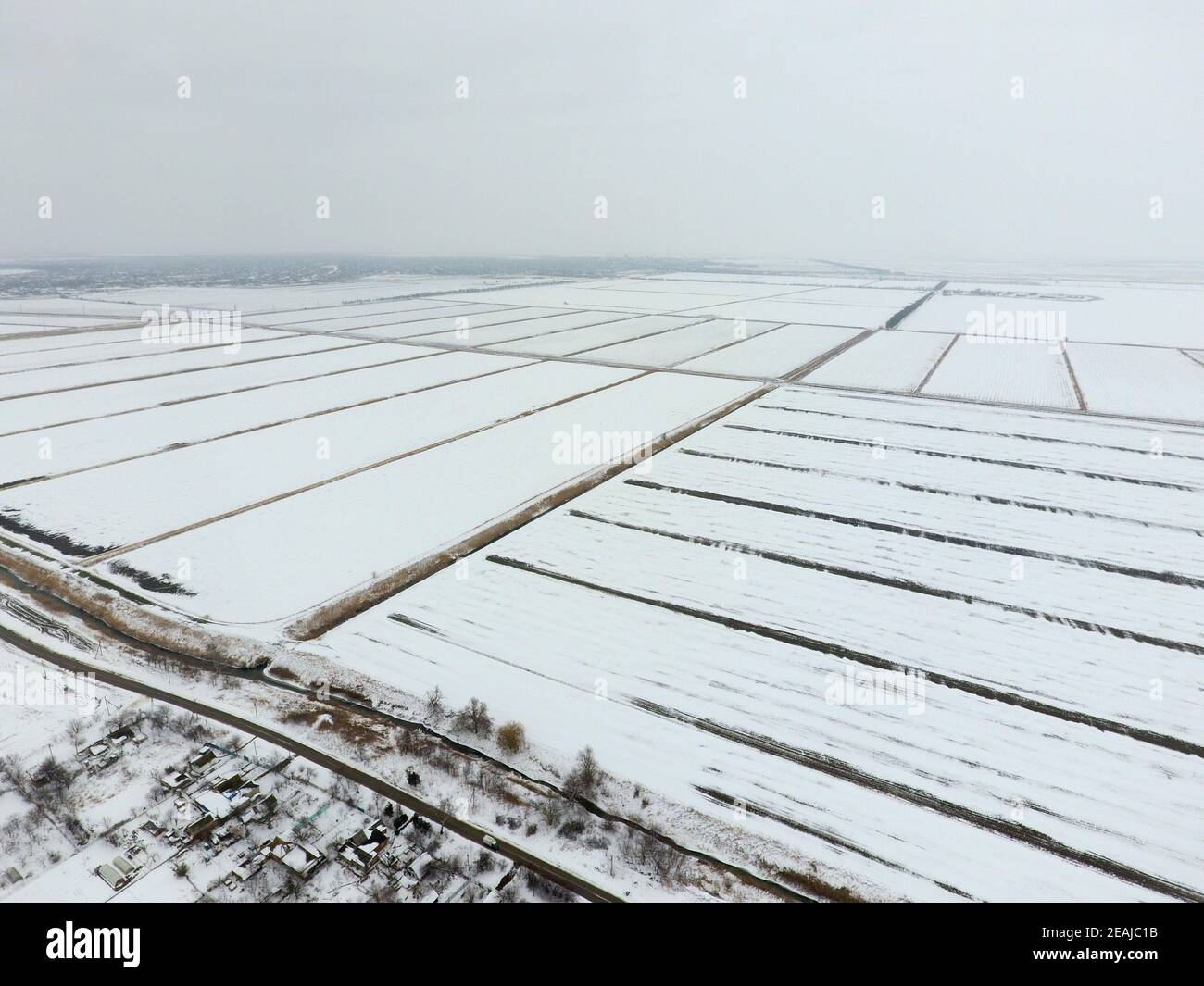 Snow covered field horizon line hi-res stock photography and images - Alamy