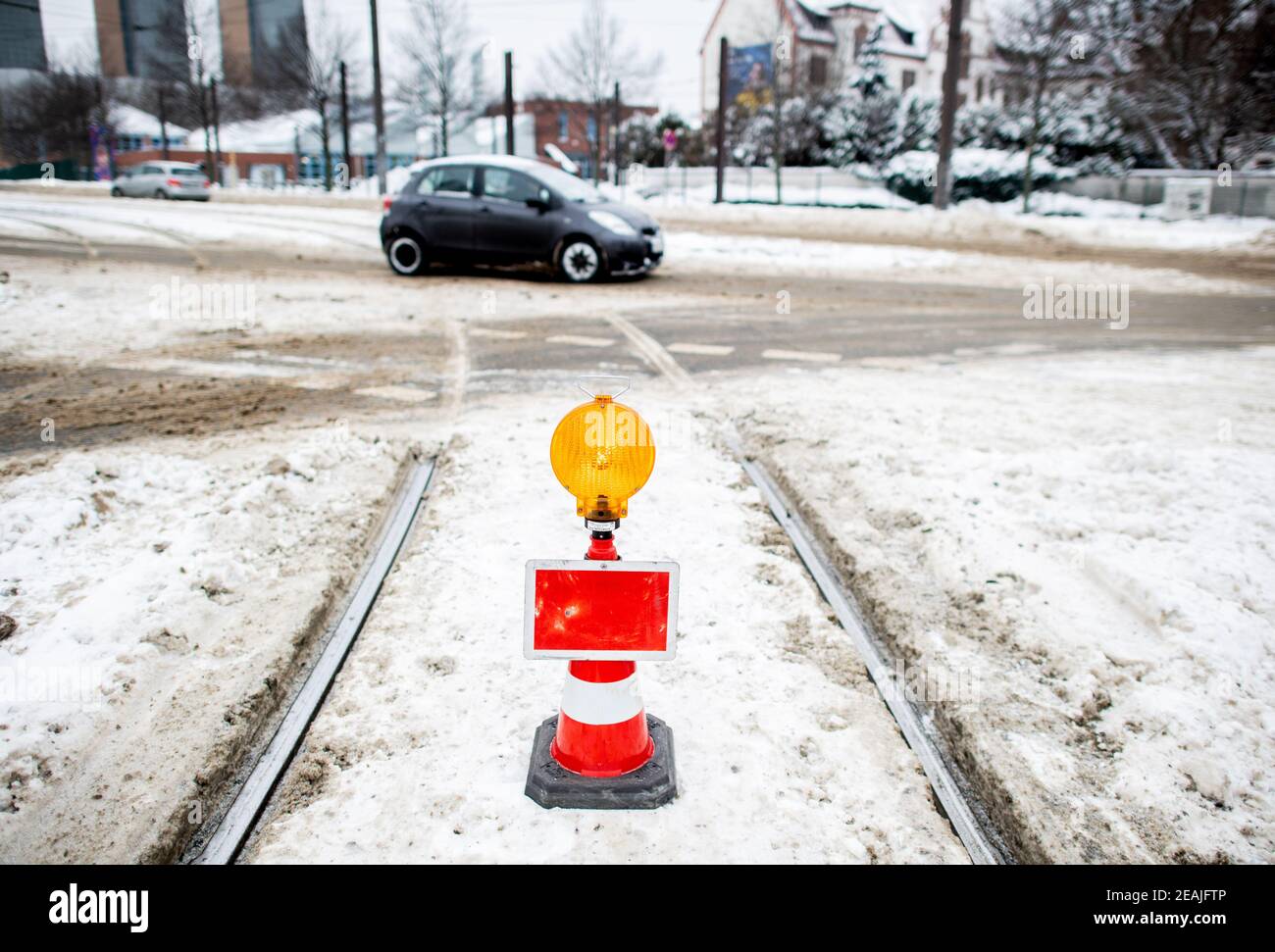 Hanover, Germany. 10th Feb, 2021. A warning light stands on a snow-covered track of the city railway in Calenberger Neustadt. Due to frost and snow, the ÜSTRA Hannoversche Verkehrsbetriebe have suspended rail services throughout the city. Credit: Hauke-Christian Dittrich/dpa/Alamy Live News Stock Photo