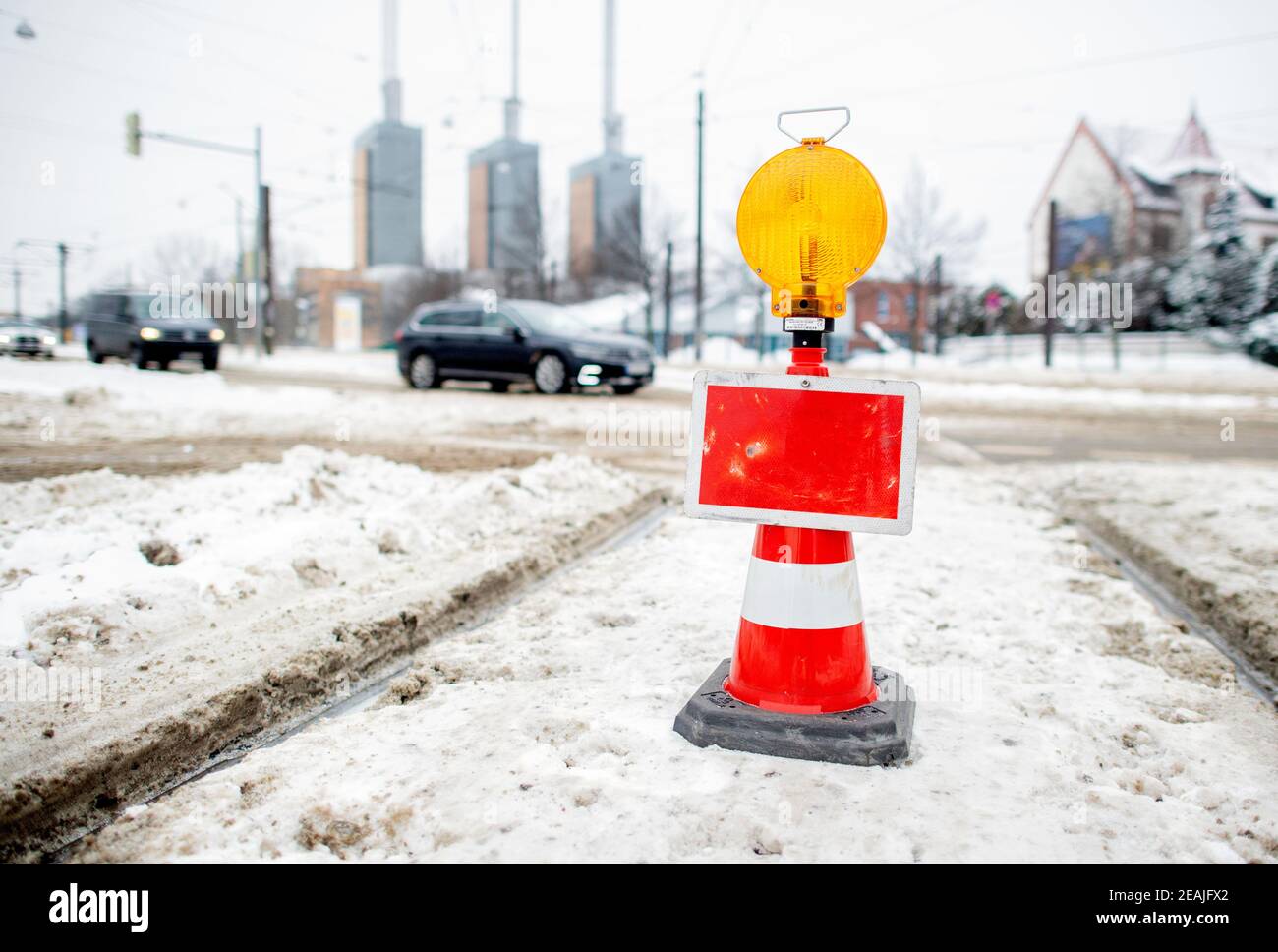 Hanover, Germany. 10th Feb, 2021. A warning light stands on a snow-covered track of the city railway in Calenberger Neustadt. Due to frost and snow, the ÜSTRA Hannoversche Verkehrsbetriebe have suspended rail services throughout the city. Credit: Hauke-Christian Dittrich/dpa/Alamy Live News Stock Photo