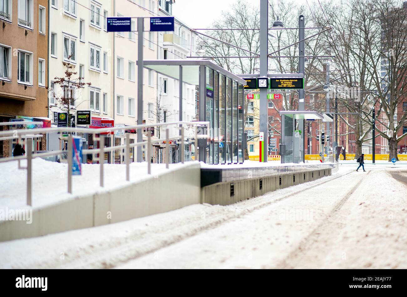 Hanover, Germany. 10th Feb, 2021. The snow-covered tram stop at Goetheplatz in Calenberger Neustadt is deserted. Due to frost and snow, the ÜSTRA Hannoversche Verkehrsbetriebe have suspended rail services throughout the city. Credit: Hauke-Christian Dittrich/dpa/Alamy Live News Stock Photo