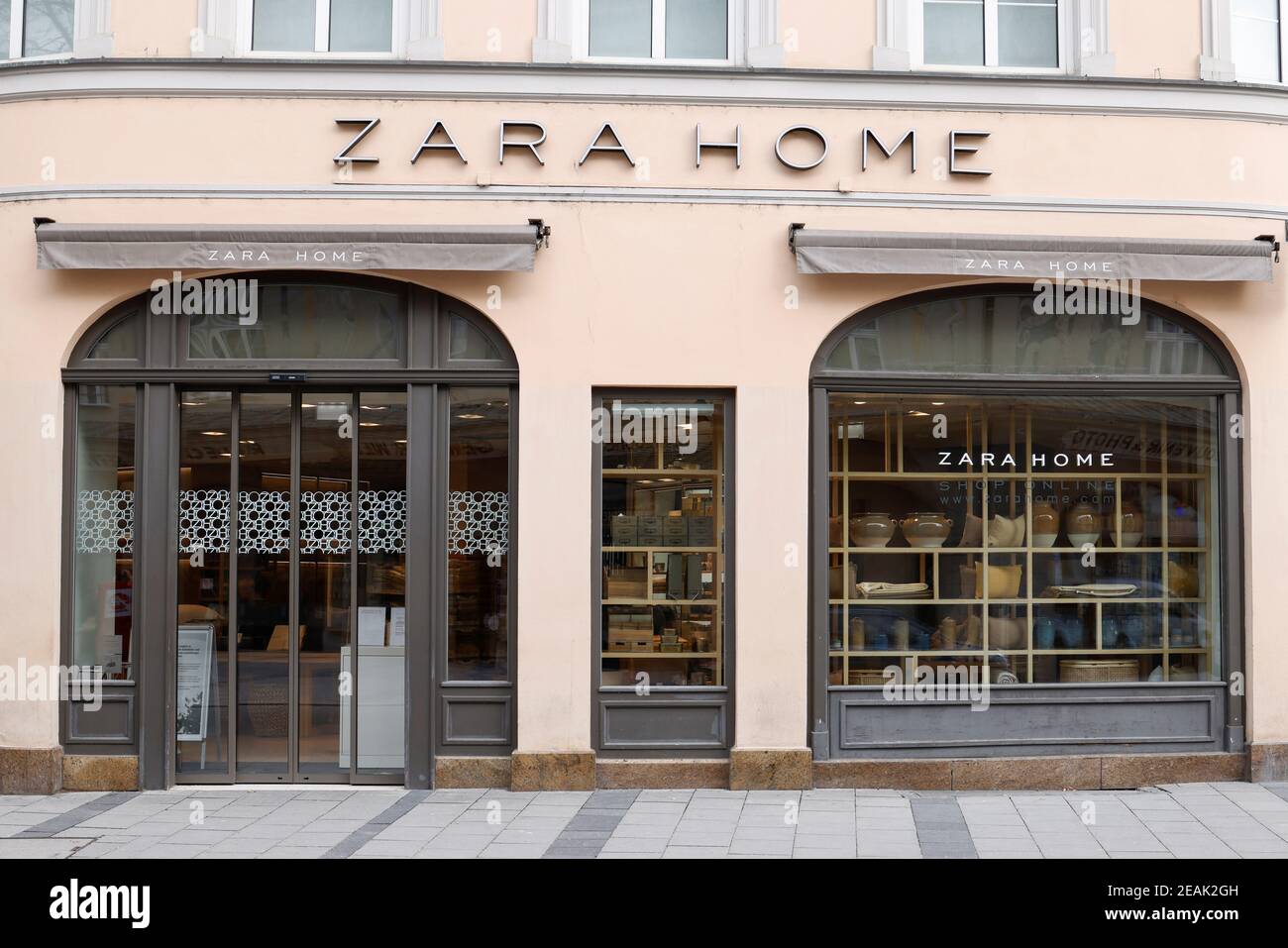 Zara Munich High Resolution Stock Photography and Images - Alamy