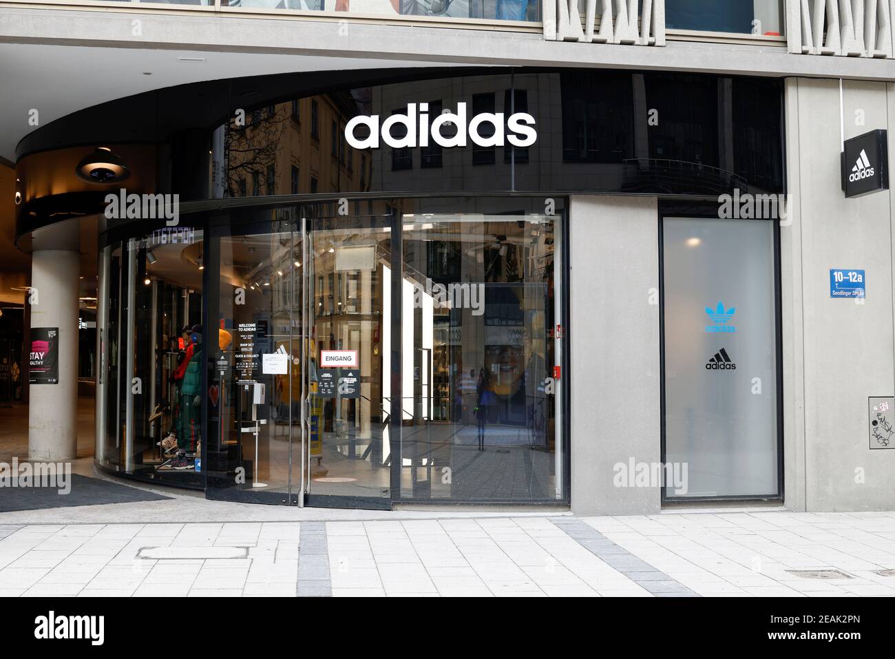 Interesar Espantar especificar Adidas' store is seen closed due to the coronavirus disease (COVID-19)  pandemic in Munich, Germany, February 5, 2021. Picture taken February 5,  2021. REUTERS/Michaela Rehle Stock Photo - Alamy