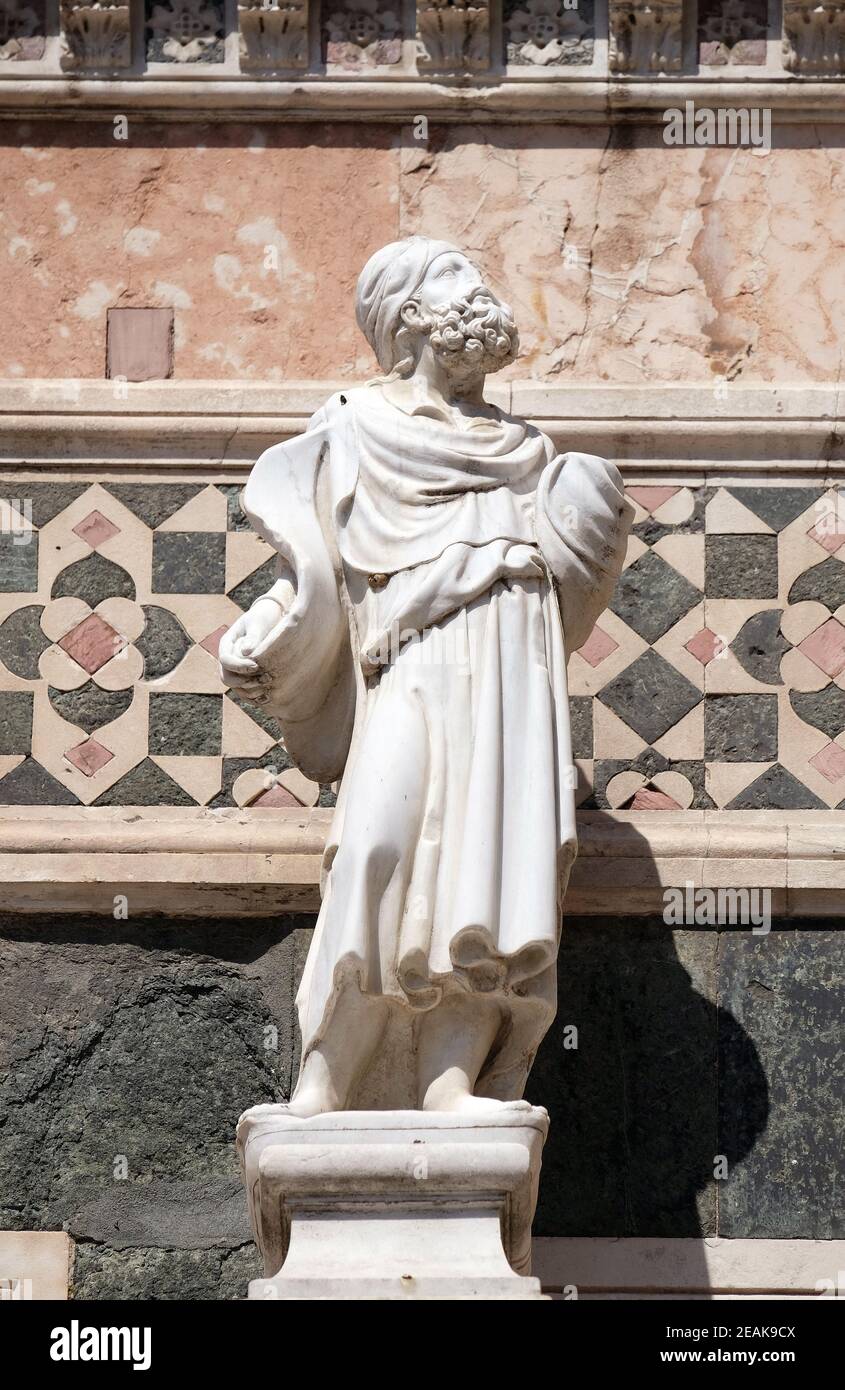 Statue of Prophet attributed to Andrea Pisano, Portal on the side-wall of Cattedrale di Santa Maria del Fiore (Cathedral of Saint Mary of the Flower), Florence, Italy Stock Photo