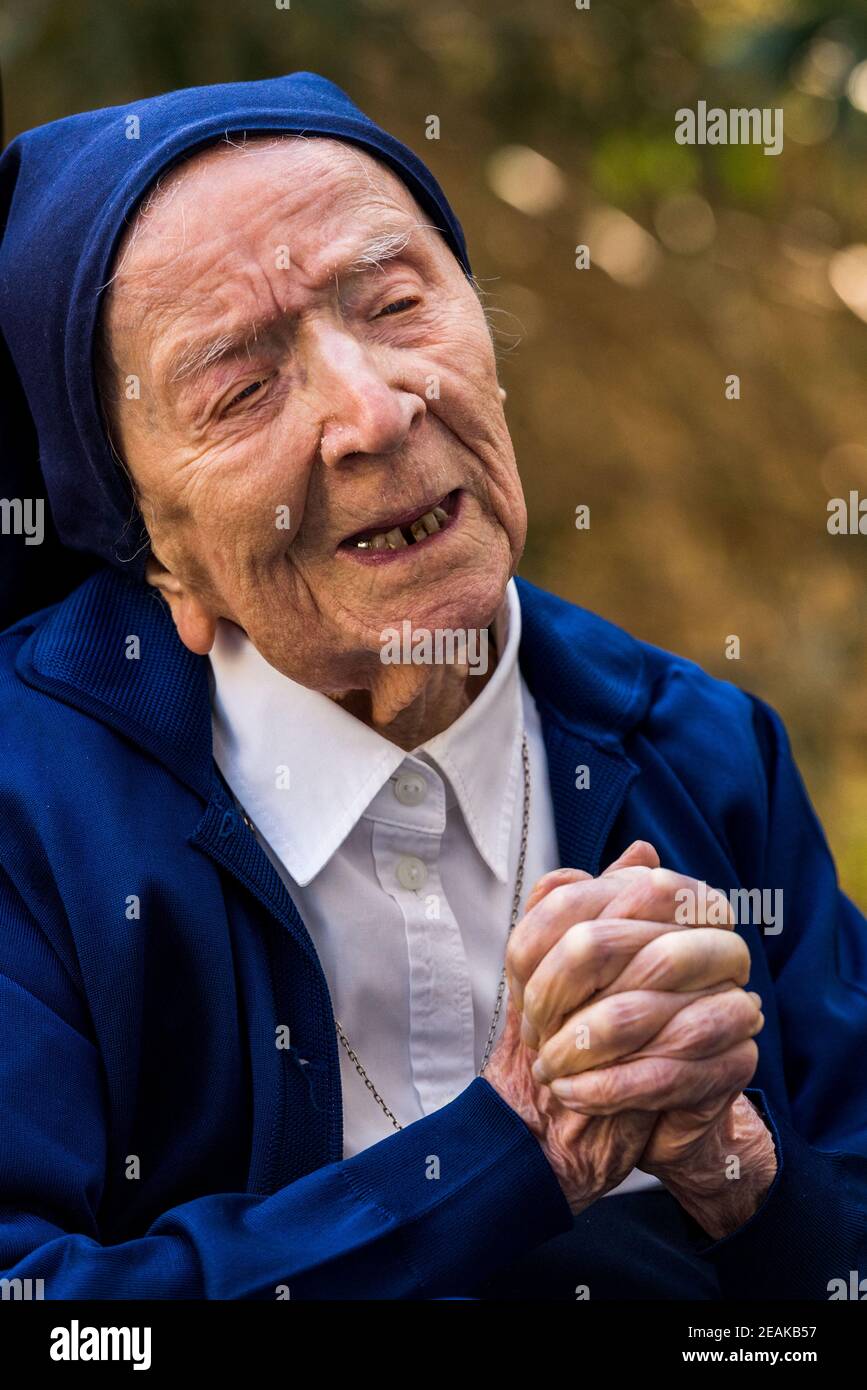 Самого старшего человека. 118-Летняя французская монахиня Люсиль Рандон. Самого старого человека в мире. Самый старый человек в мире. Самый пожилой человек в мире.
