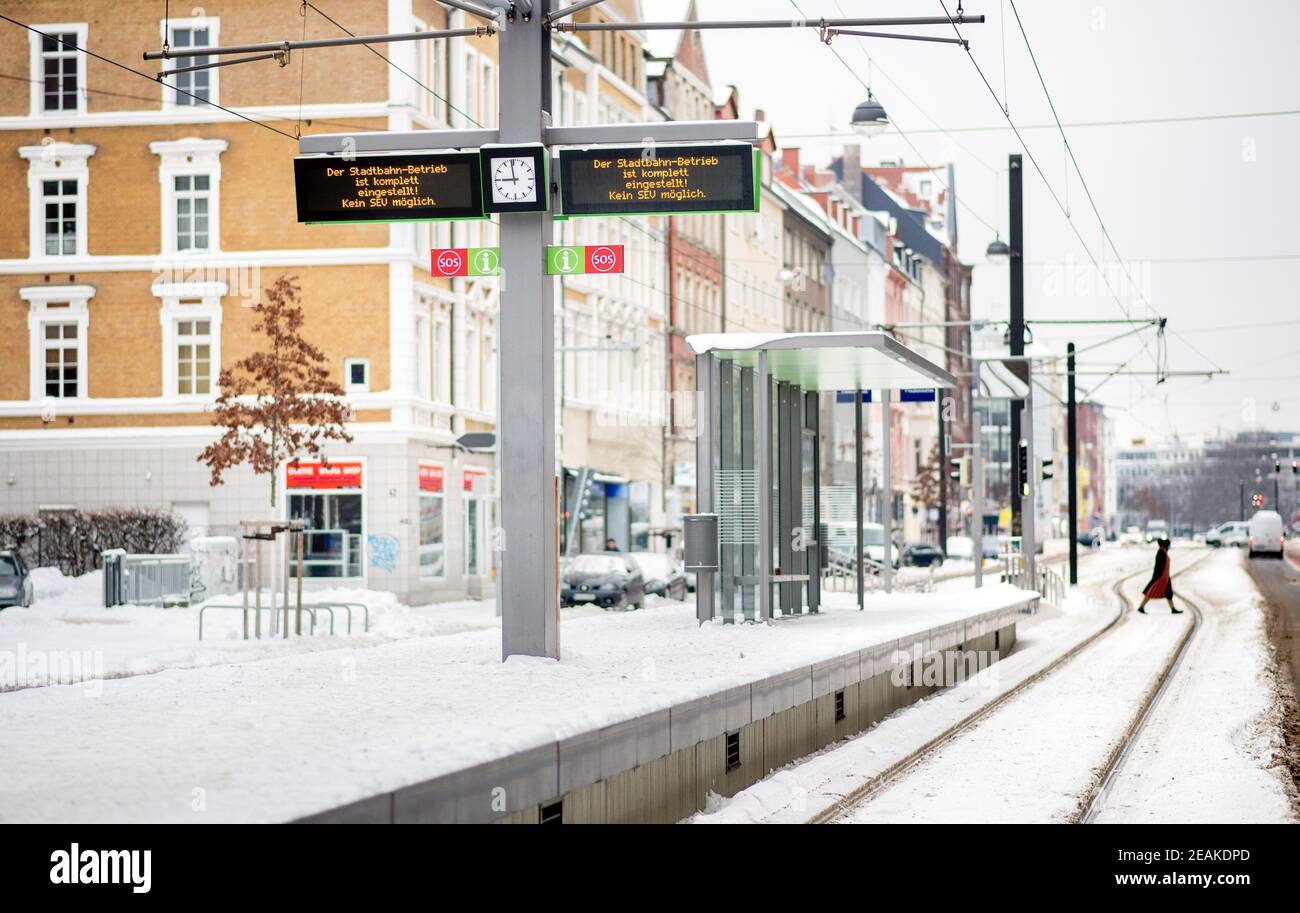 Hanover, Germany. 10th Feb, 2021. The snow-covered tram stop at Goetheplatz in Calenberger Neustadt is deserted. Due to frost damage, the ÜSTRA Hannoversche Verkehrsbetriebe has suspended rail services throughout the city. Credit: Hauke-Christian Dittrich/dpa/Alamy Live News Stock Photo
