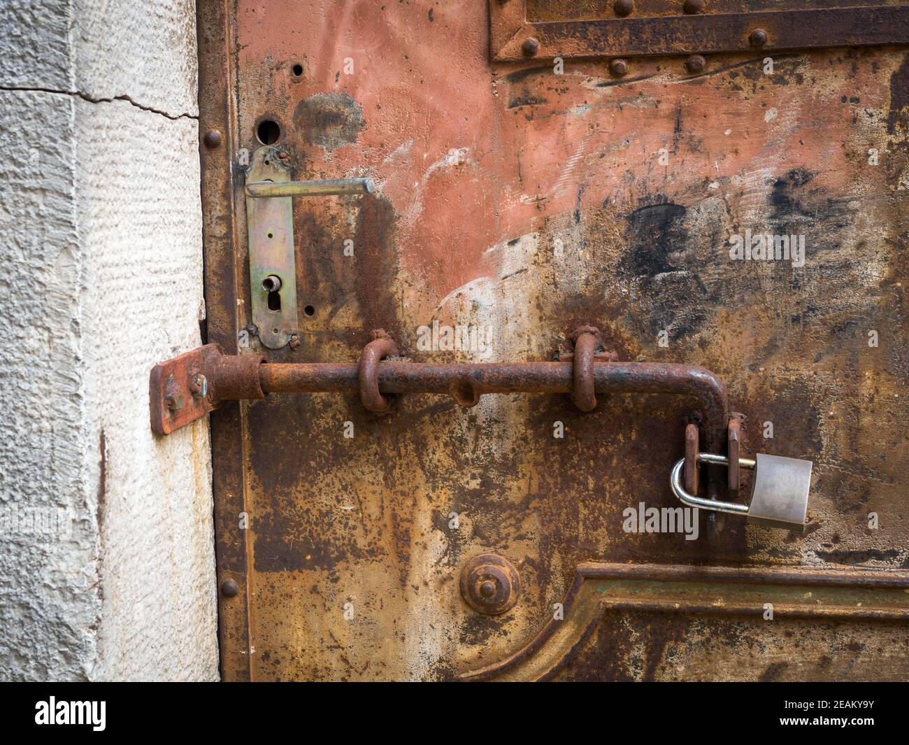 Rusty padlock on an old metal door Stock Photo - Alamy
