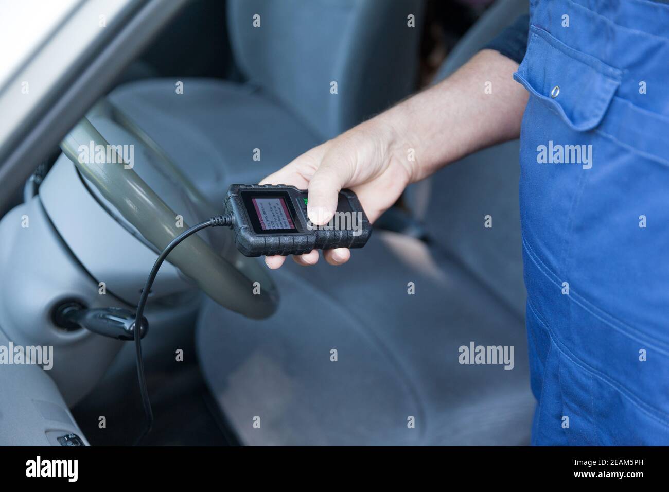 Auto mechanic using car diagnostic scanner tool Stock Photo Alamy