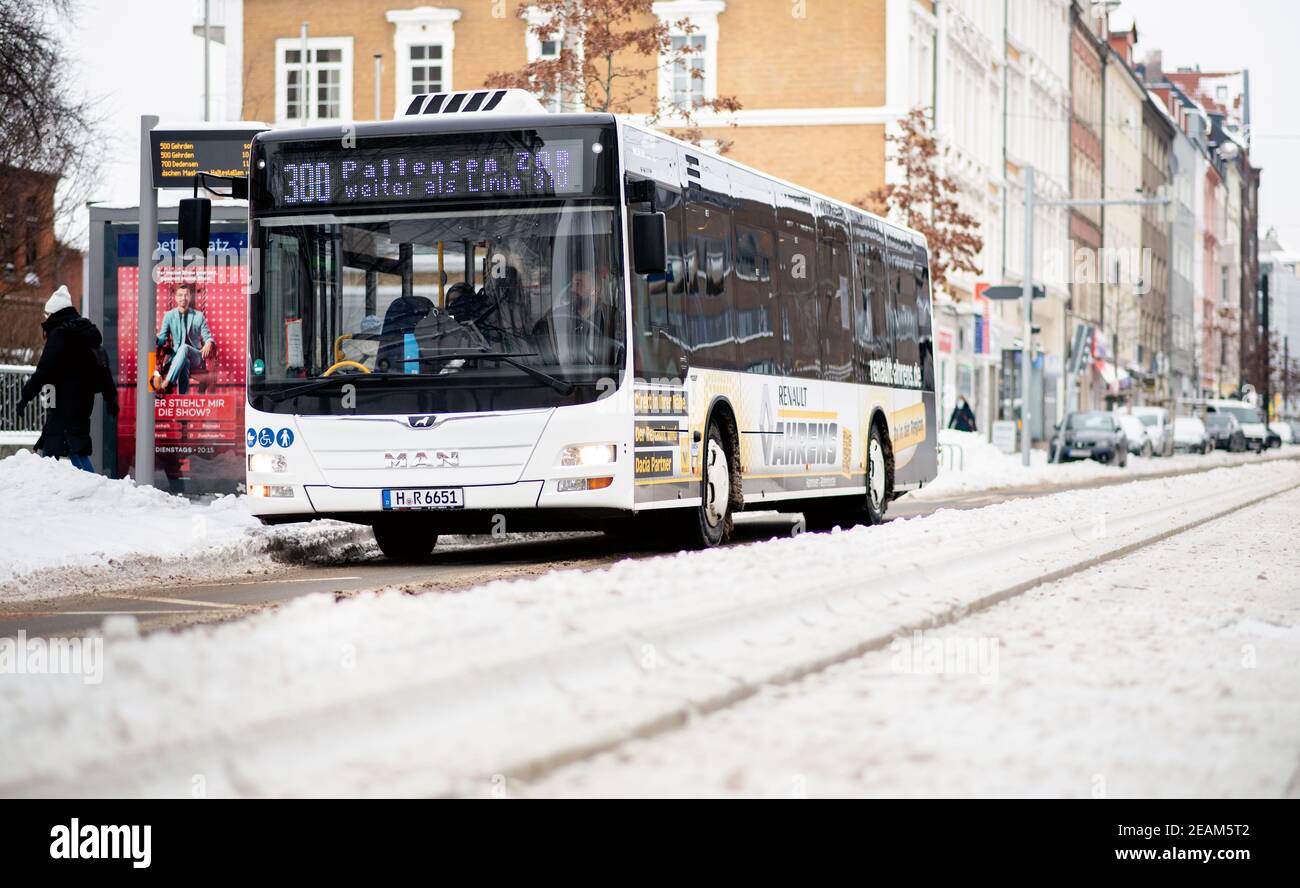 Hanover, Germany. 10th Feb, 2021. A public bus stands next to the tracks of the light rail system at the snow-covered Goetheplatz stop in Calenberger Neustadt. Due to frost damage, the ÜSTRA Hannoversche Verkehrsbetriebe has suspended rail services throughout the city. Credit: Hauke-Christian Dittrich/dpa/Alamy Live News Stock Photo