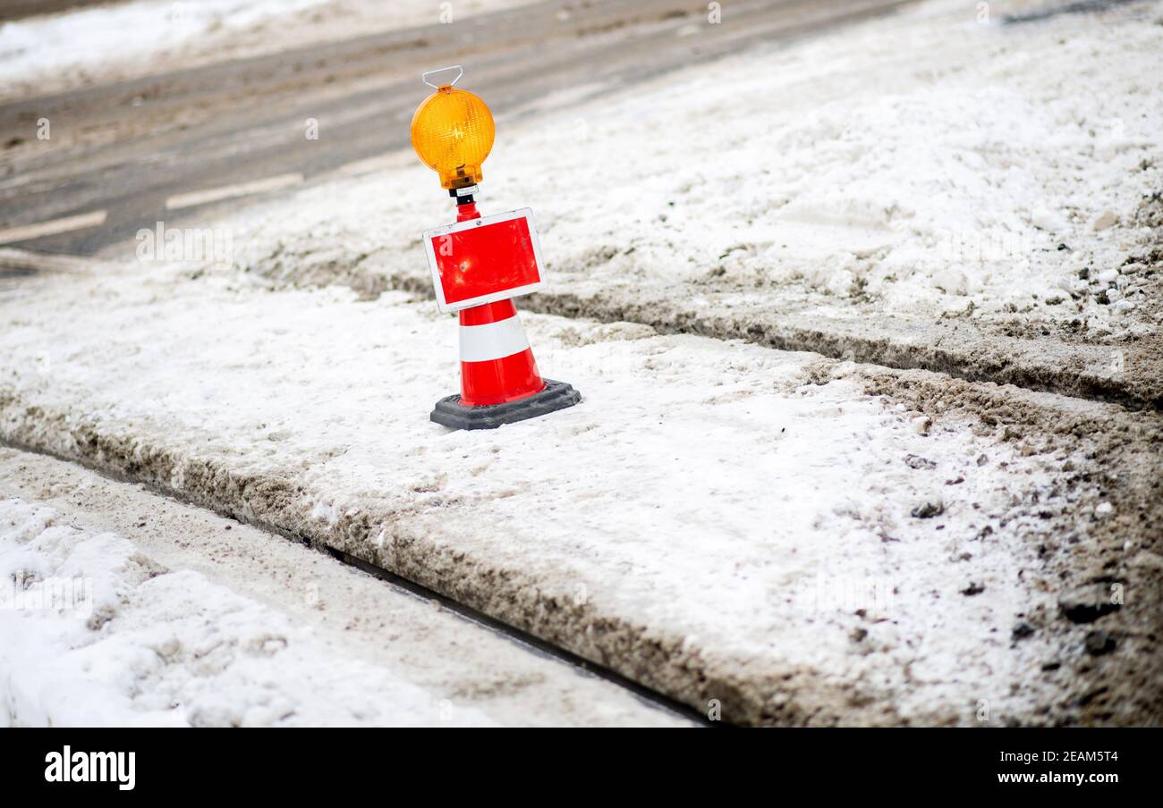 Hanover, Germany. 10th Feb, 2021. A warning light stands on a snow-covered track of the city railway in Calenberger Neustadt. Due to frost damage, the ÜSTRA Hannoversche Verkehrsbetriebe has suspended rail services throughout the city. Credit: Hauke-Christian Dittrich/dpa/Alamy Live News Stock Photo