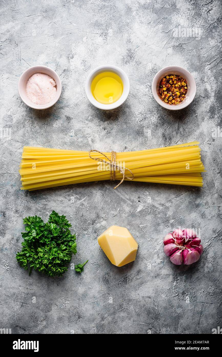 Raw ingredients for linguine with olive oil and garlic Stock Photo Alamy