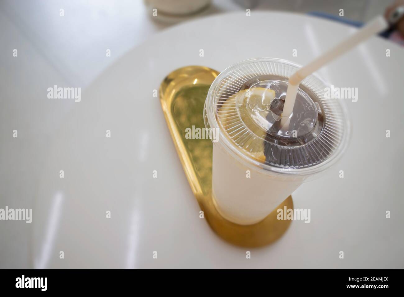 White paper of iced coffee cup Stock Photo - Alamy