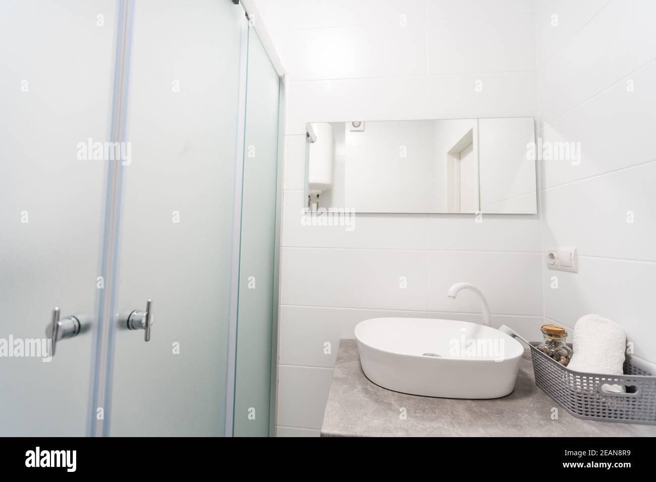 Modern twin bathroom with sinks, toilet and shower Stock Photo Alamy