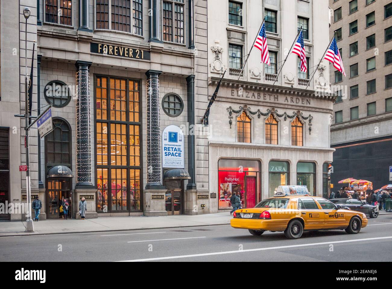 Forever 21, Times Square Retail Store NYC. Editorial Photo - Image of  retail, store: 111610021