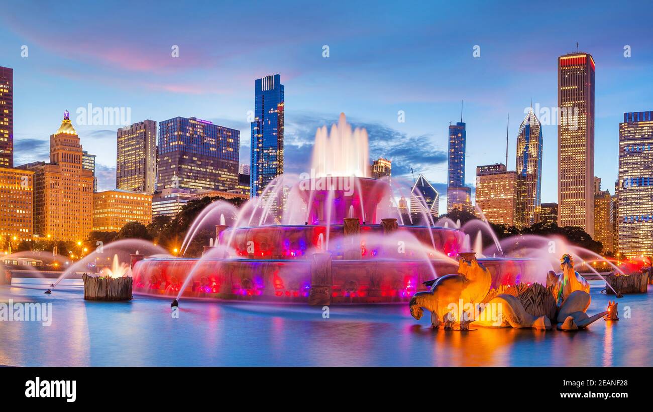 Panorama of Chicago skyline  with skyscrapers and Buckingham fountain Stock Photo