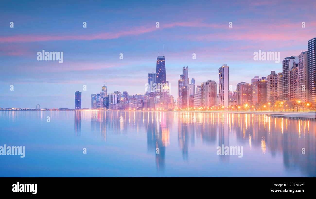 Downtown chicago skyline hi-res stock photography and images - Alamy