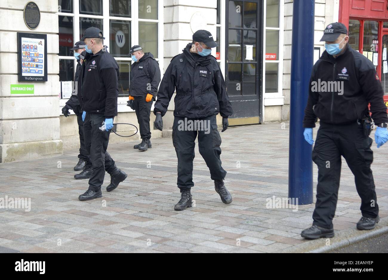 Maidstone, Kent, UK. Police officers conducting a search in the High Street after a stabbing the previous evening. 4th February 2021 Stock Photo