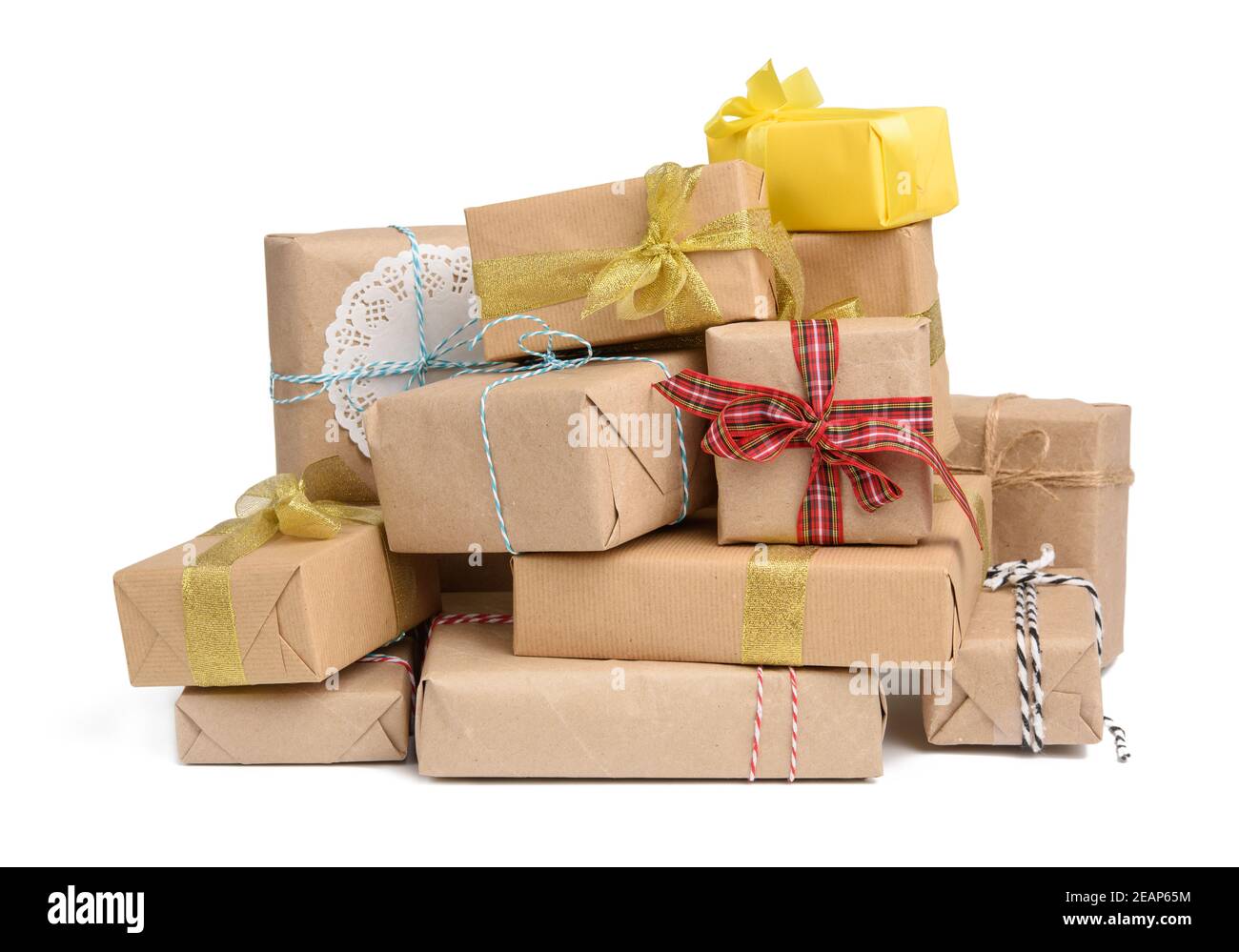 Premium Photo  Gift wrapping in brown kraft paper. gift box with