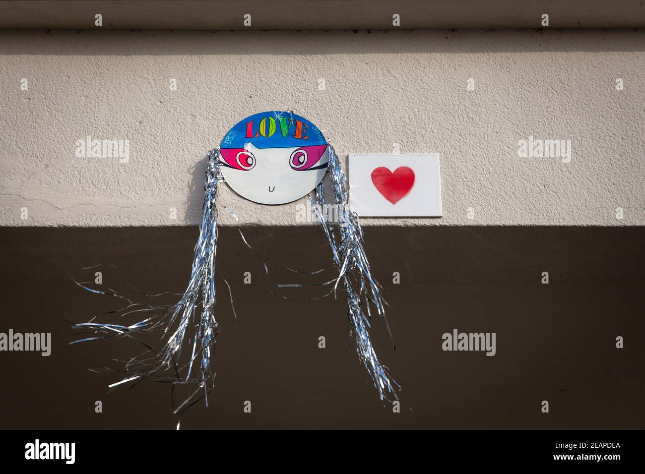 a painted face on cardboard with tinsel hair as a declaration of love, Cologne, Germany.  ein gemaltes Gesicht auf Pappe  mit Lametta-Haaren als Liebe Stock Photo