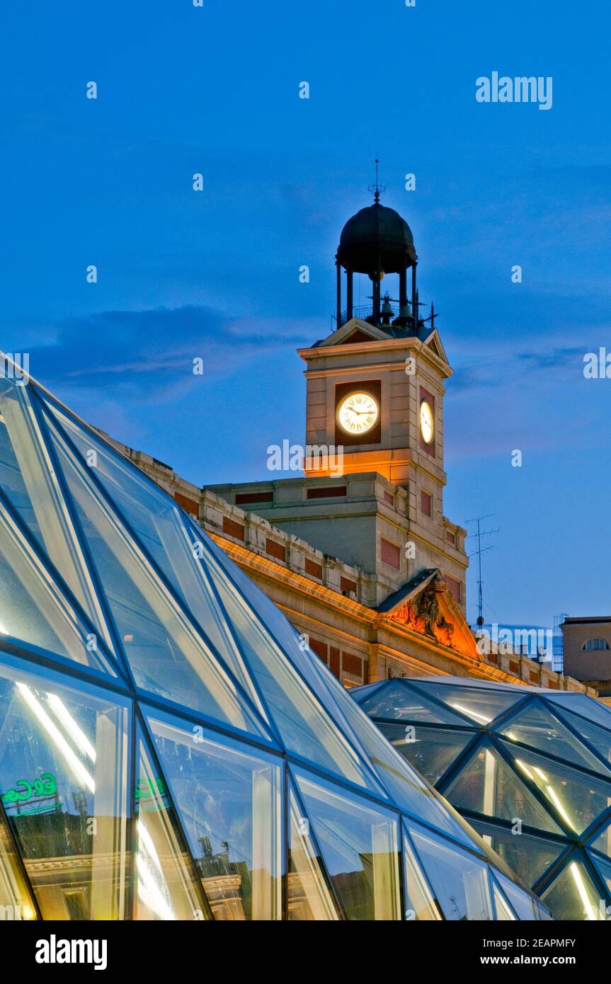 Puerta Del Sol Night View Madrid Spain Stock Photo Alamy puerta-del-sol-night-view-madrid-spain-stock-photo-alamy