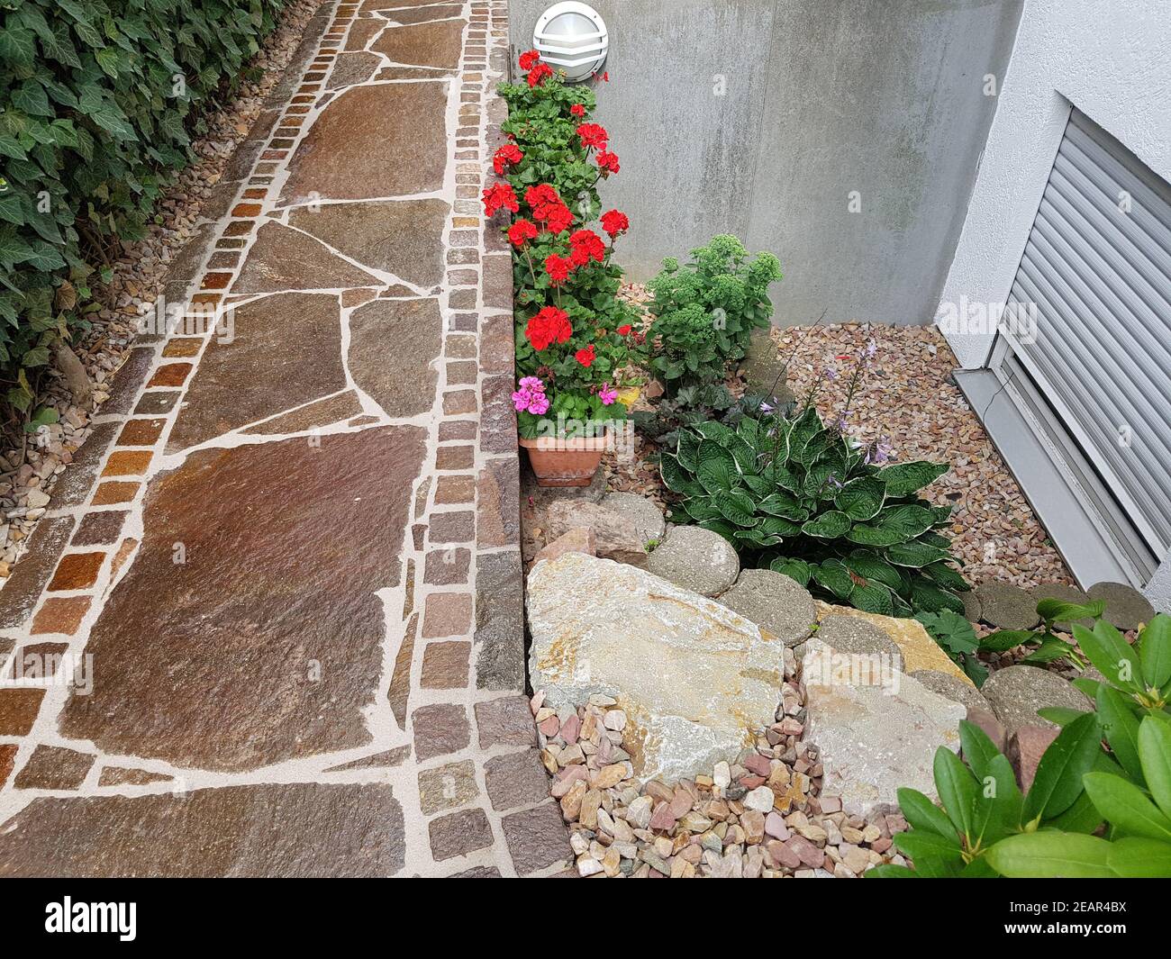 Gartenweg, Natursteinplatten, Porphyr Stock Photo Alamy