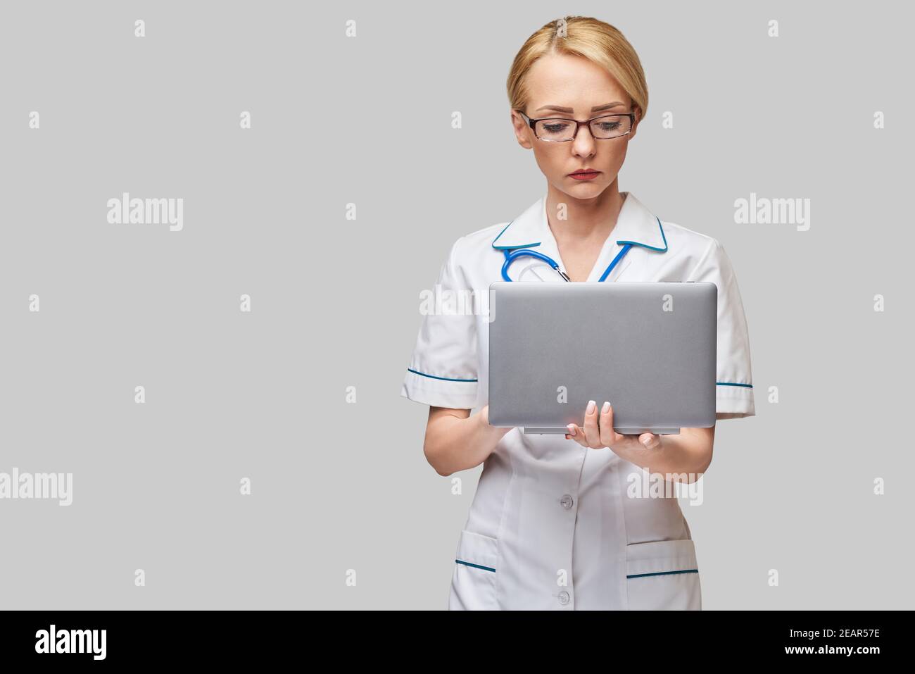 Caucasian woman doctor hi-res stock photography and images - Alamy