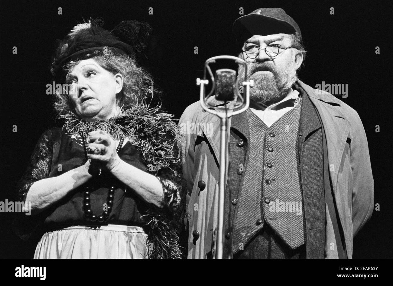 Hermione Baddeley (Mrs. Peachum), Ronald Radd (Jonathan Jeremiah Peachum) in THE THREEPENNY OPERA by Bertolt Brecht and Kurt Weill at the Prince of Wales Theatre, London  10/02/1972  text: Brecht  translation: Hugh MacDiarmid  music: Weill  after Gay  set design: Patrick Robertson  costumes: Rosemary Vercoe  lighting: Richard Pilbrow  choreography: Eleanor Fazan  director: Tony Richardson Stock Photo