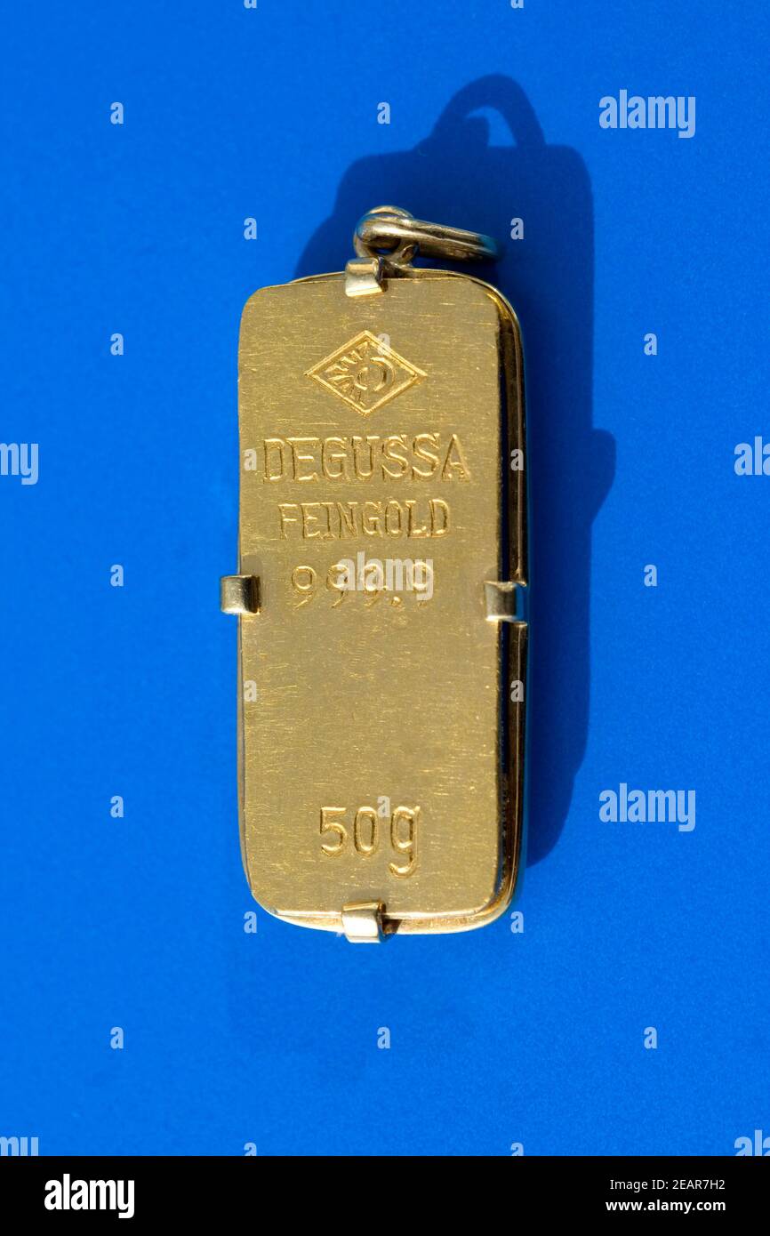 Goldbarren 50 Gramm Anhaenger Stock Photo - Alamy