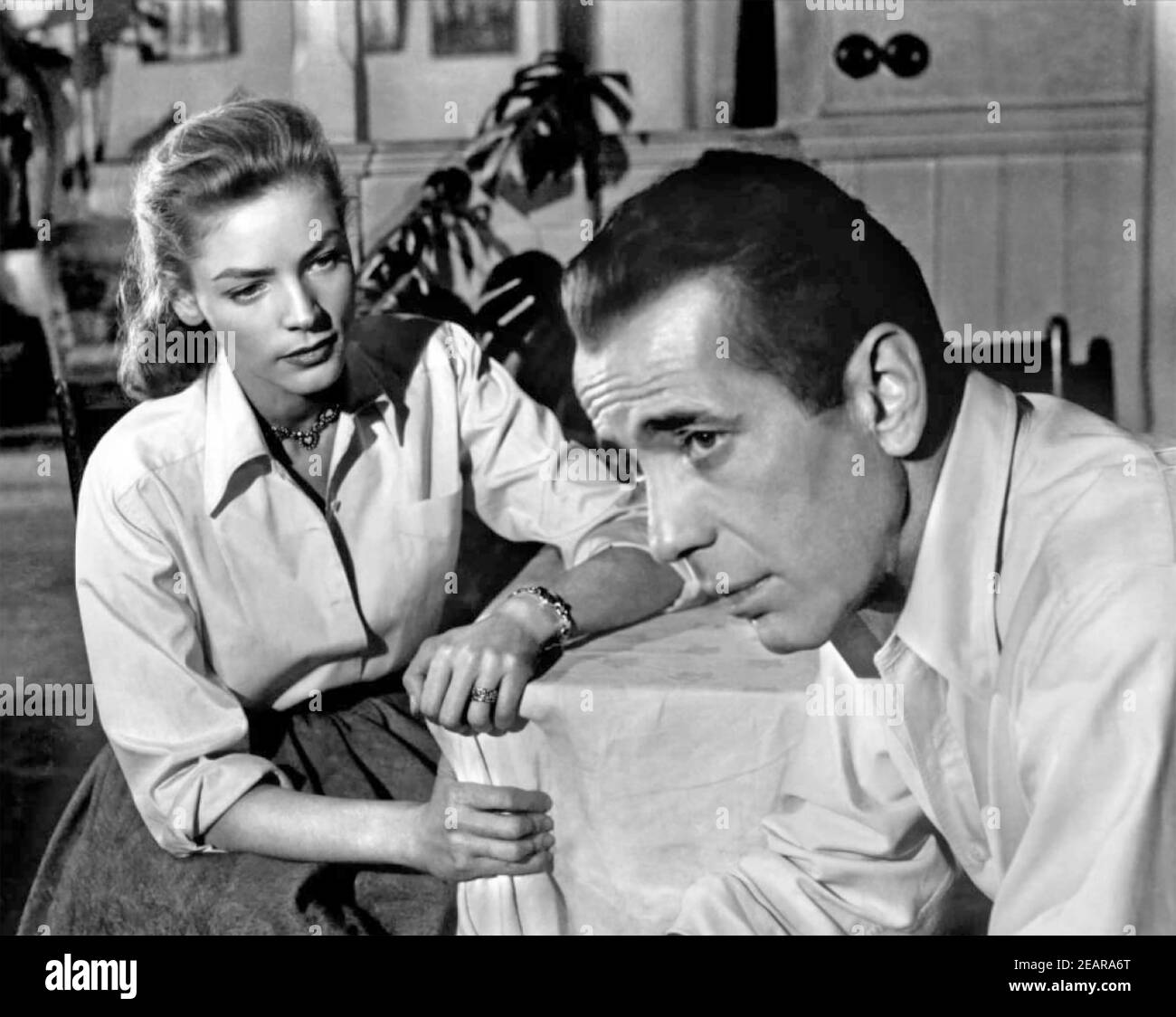 Humphrey bogart lauren bacall key largo Black and White Stock Photos ...