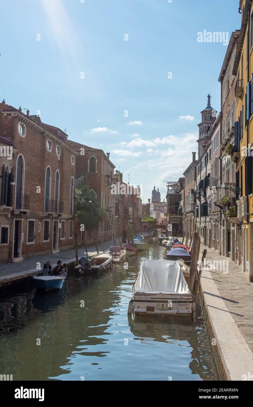 discovery of the city of Venice and its small canals and romantic ...