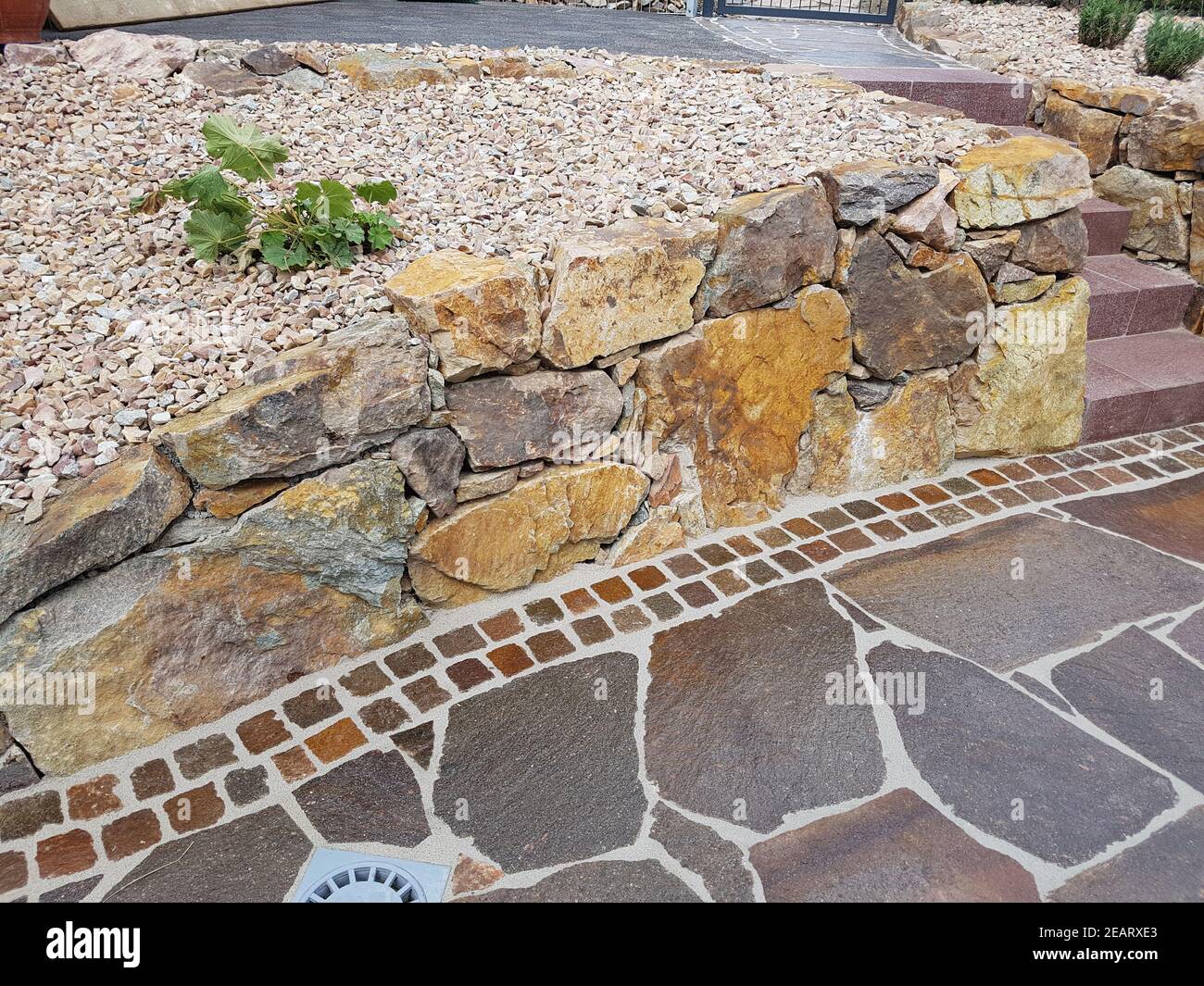 Gartenweg, Natursteinplatten, Porphyr Stock Photo Alamy