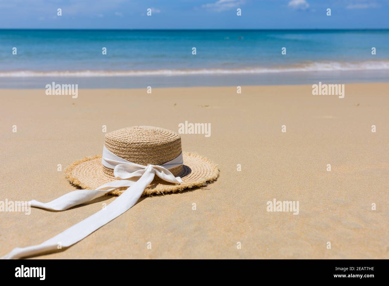 Straw hat on the beach Stock Photo - Alamy