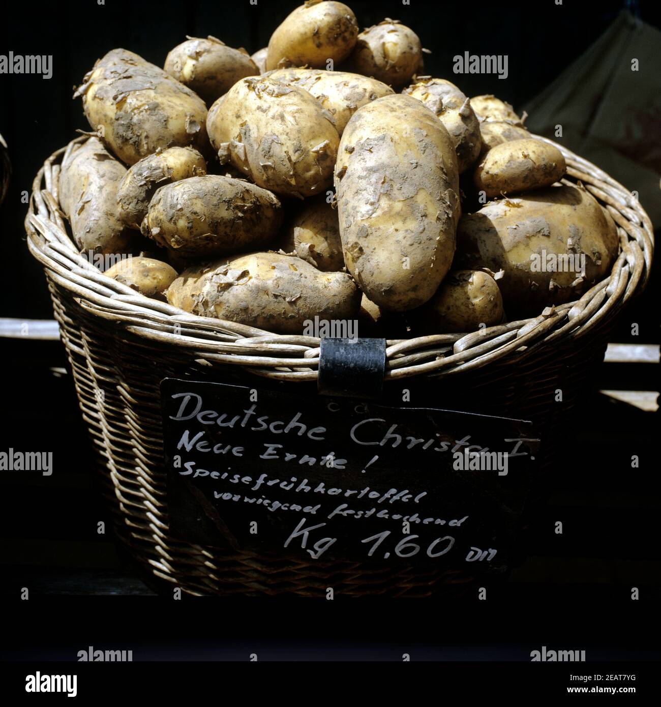 Kartoffel korb hi-res stock photography and images - Alamy