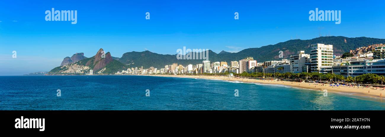Panoramic view of Ipanema beach in Rio de Janeiro with its buildings and mountains around Stock Photo