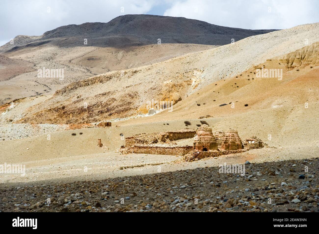 High hill himalayas hi-res stock photography and images - Alamy