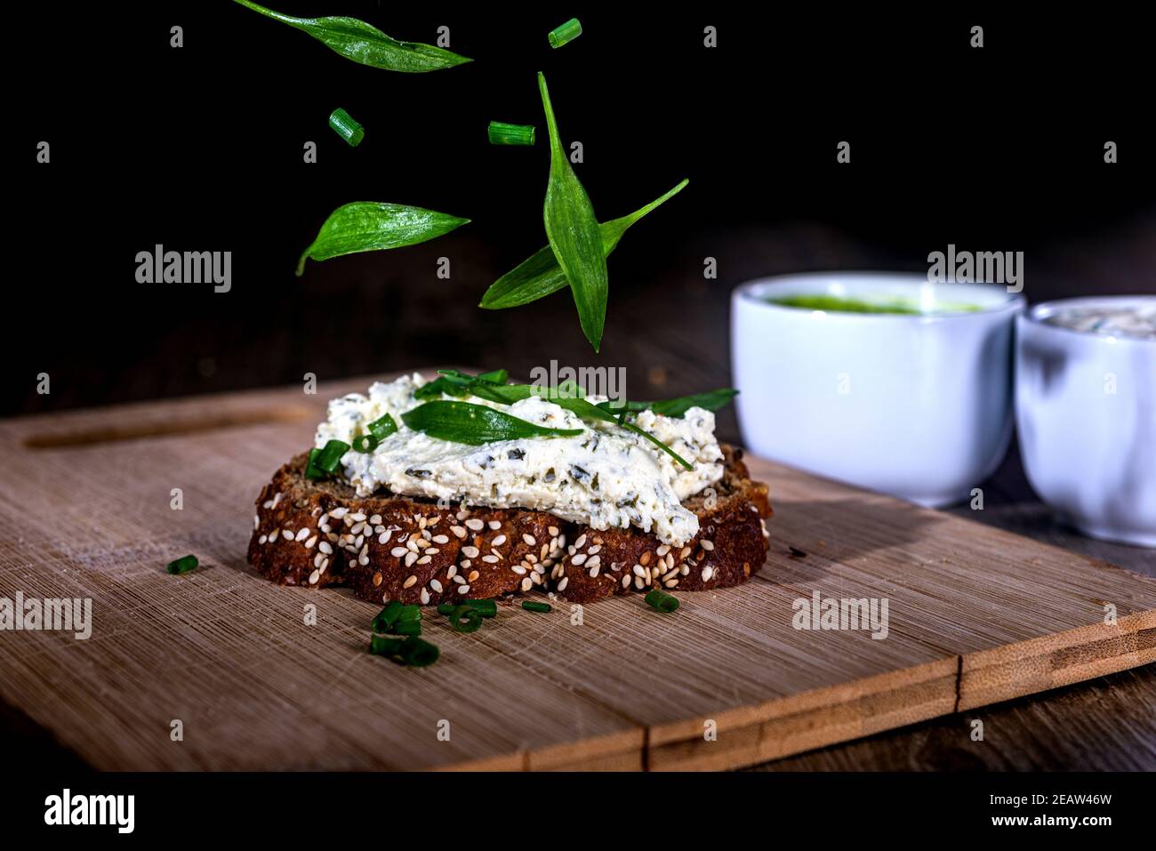 Brot mit BÃ¤rlauchfrischkÃ¤se Stock Photo
